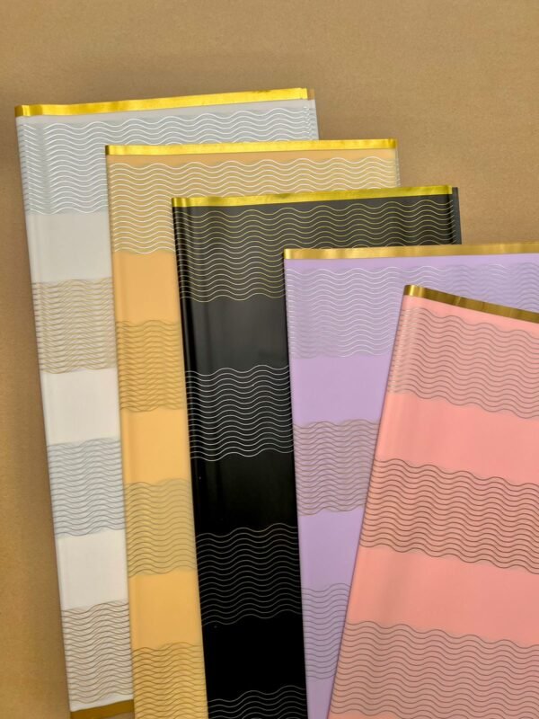 Ondas y orilla dorada